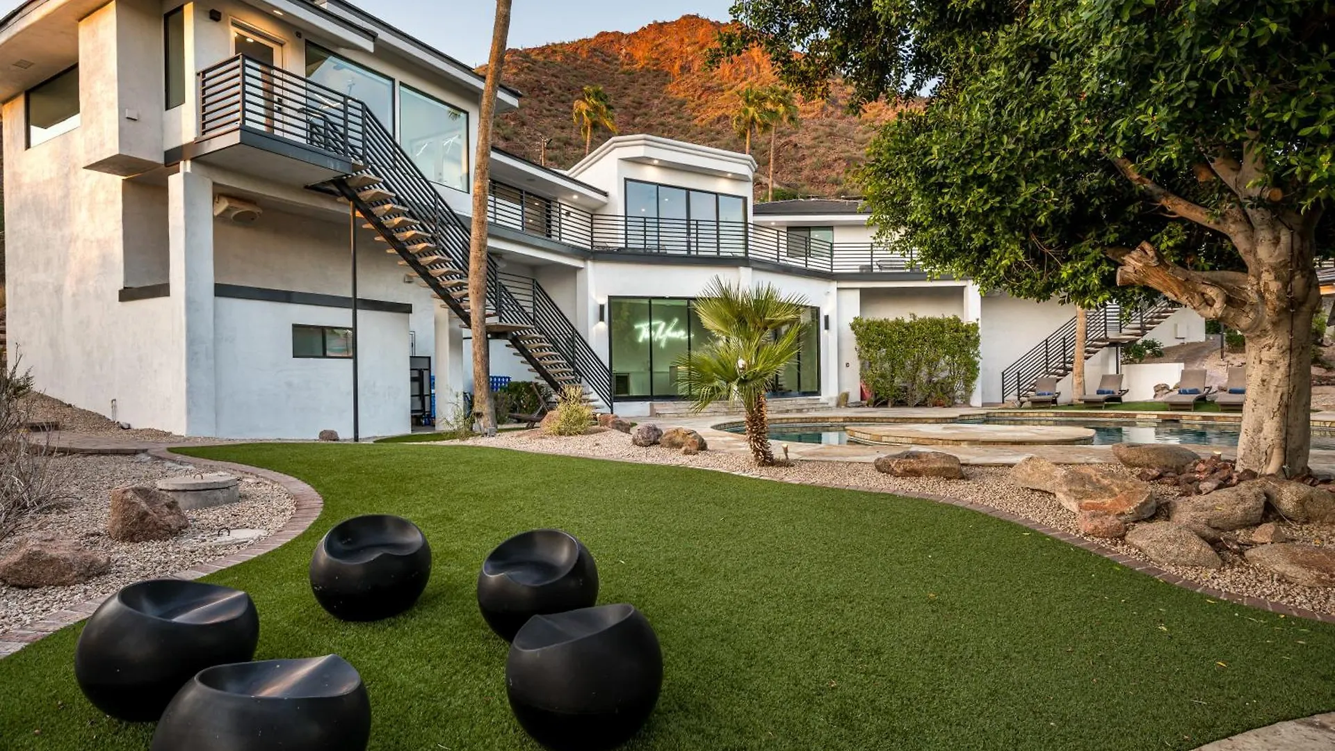 Camelback Mountain Mansion - Micro-Resort, Views, Golf, Heated Pool, Game Room 凤凰城 0*,