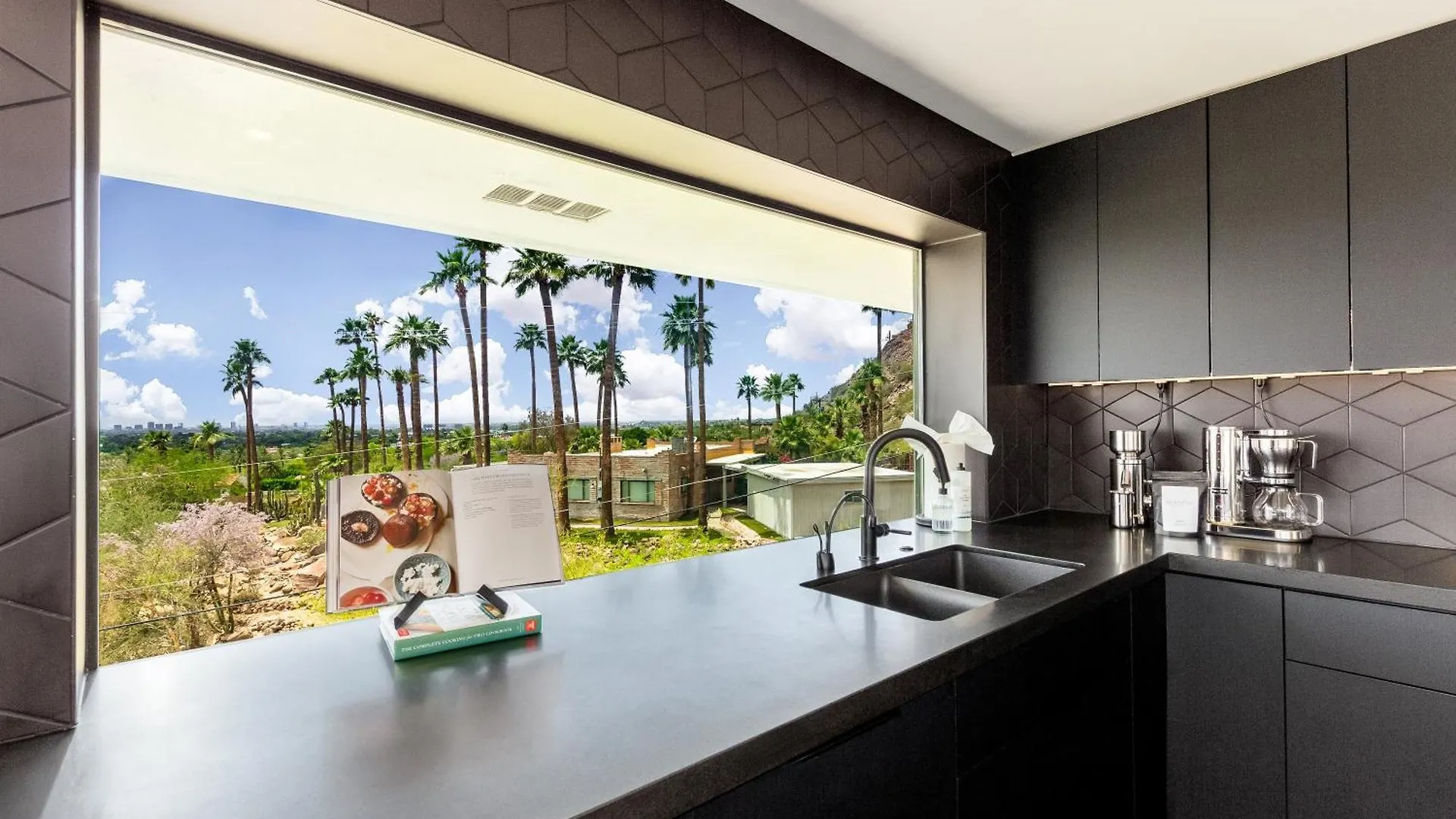 度假居 Camelback Mountain Mansion - Micro-Resort, Views, Golf, Heated Pool, Game Room 凤凰城